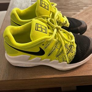 Kids tennis shoes, size 3.5